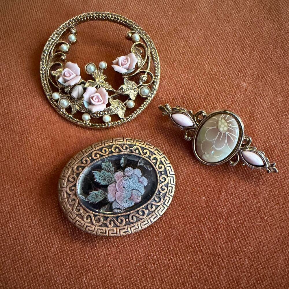 Vintage romantic floral brooch